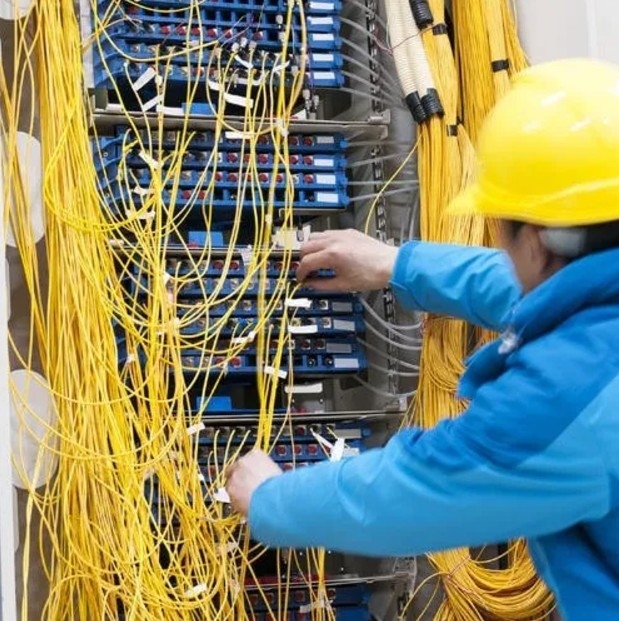 4 Core Indoor FTTH Drop Cable GJXH/GJXFH Bow-Type Steel/FRP Sterkte lid