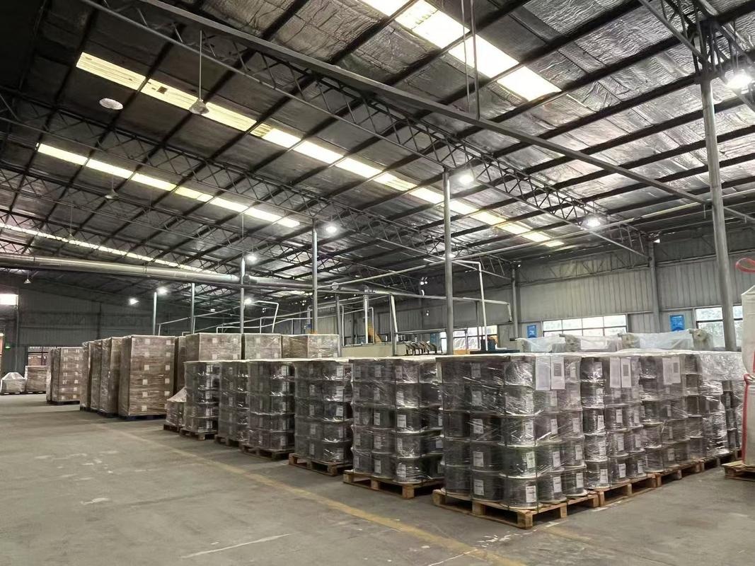 Zelfdragende vlinder optische kabel met metalen versterking LSZH mantel en gegalvaniseerd stalen touw voor FTTH dropkabel