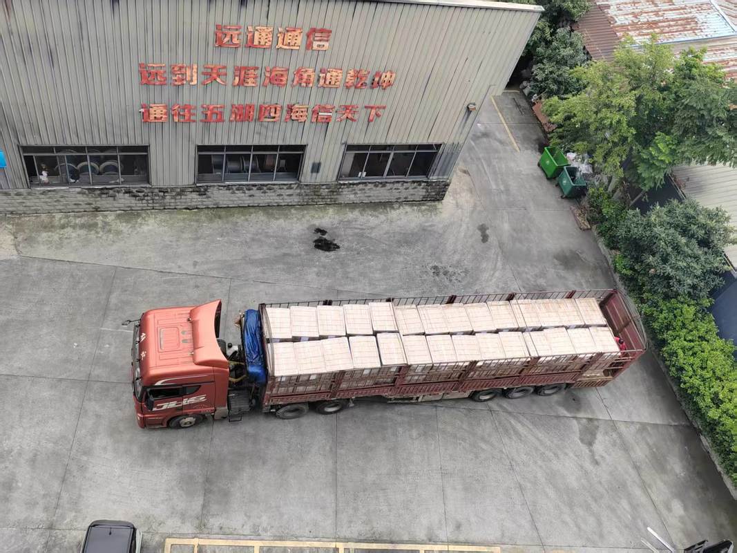 Zelfdragende vlinder optische kabel met metalen versterking LSZH mantel en gegalvaniseerd stalen touw voor FTTH dropkabel