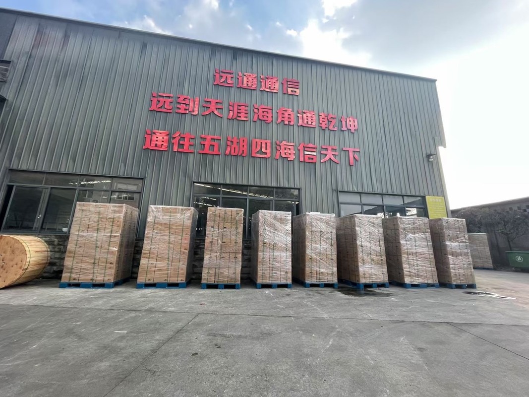 Zelfdragende vlinder optische kabel met metalen versterking LSZH mantel en gegalvaniseerd stalen touw voor FTTH dropkabel